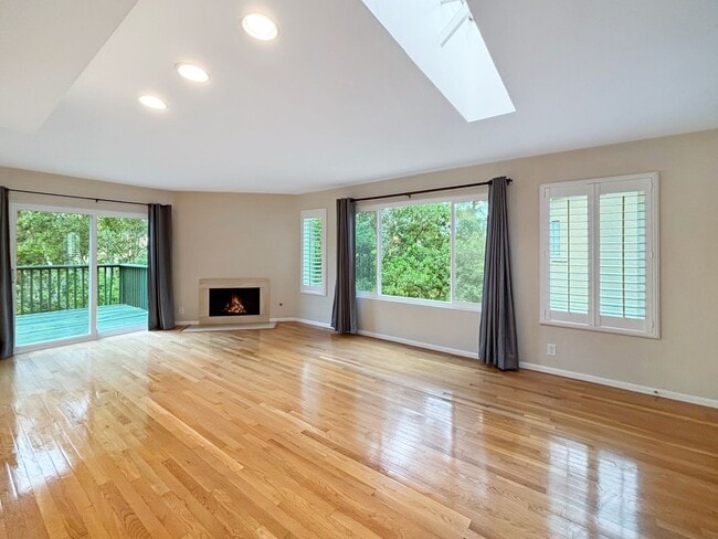 Building Photo - Beautiful 3BD/3BA Townhouse in Fashion Val...