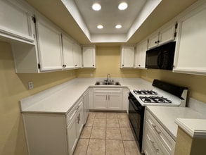 Building Photo - 8167 Vineyard Ave