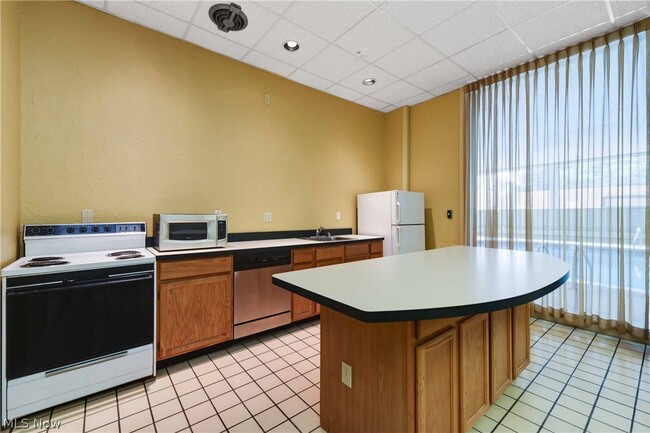 Building Photo - 10301 Lake Ave