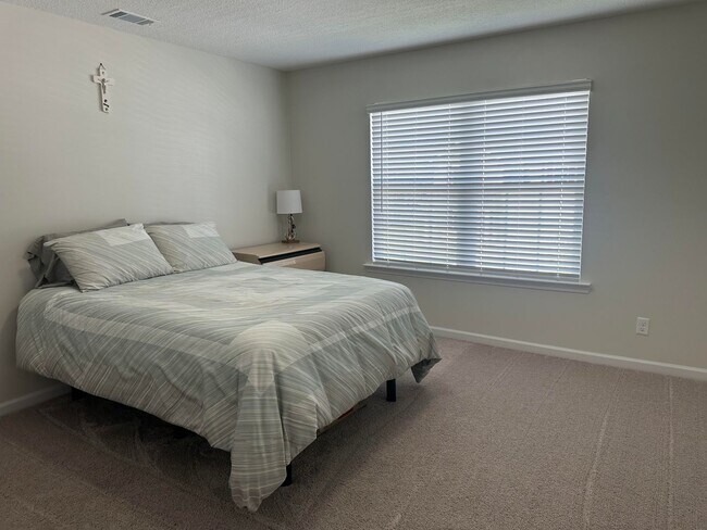 Building Photo - RATE DROP ALERT (was $2,550/month) AND SUM...