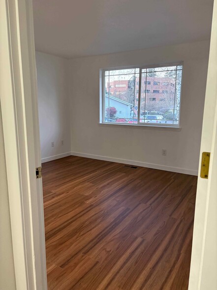 Building Photo - 5092 Skyline Village Loop S