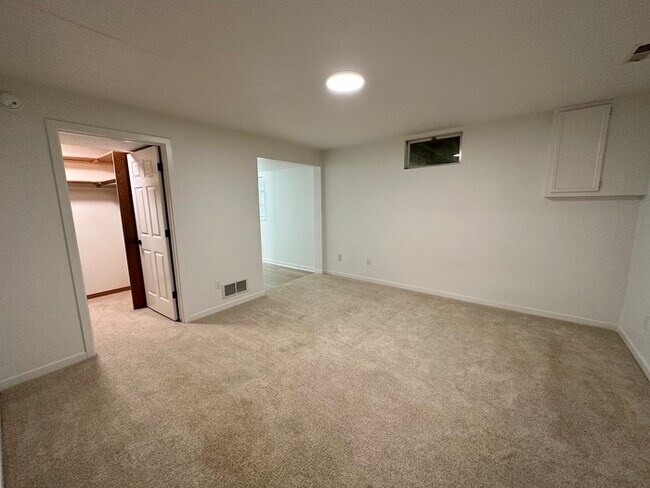 Building Photo - Grandville Condo 3 Bedroom and 2.5 Bathrooms