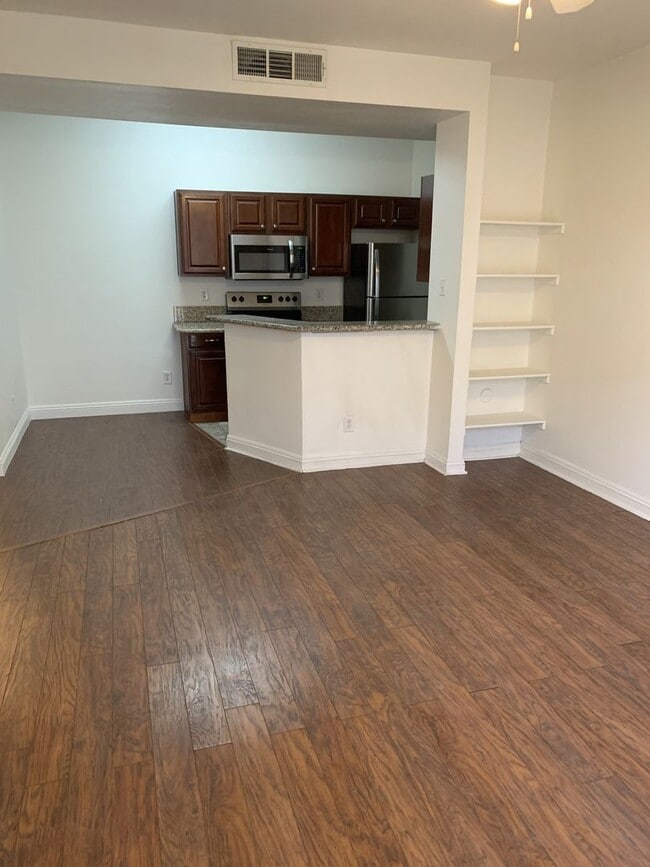 Building Photo - Beautiful one bedroom first floor condo!