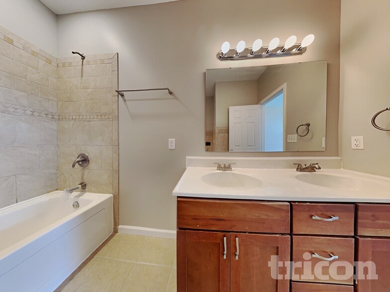 Building Photo - 4682 Bayview Dr