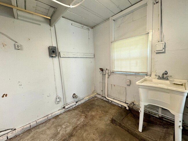 Building Photo - Adorable 2 bedroom 1 bath!