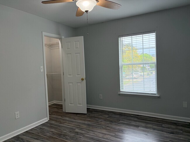 Building Photo - 2052 Darnell Cir