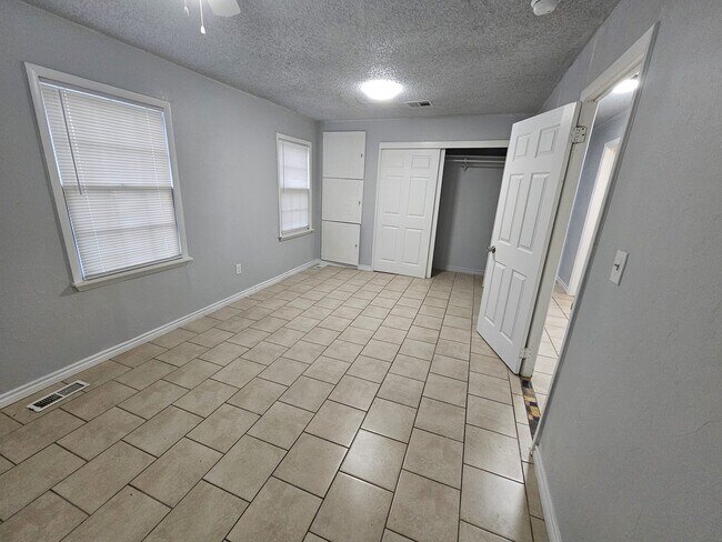 Building Photo - 2505 NW Lincoln Ave