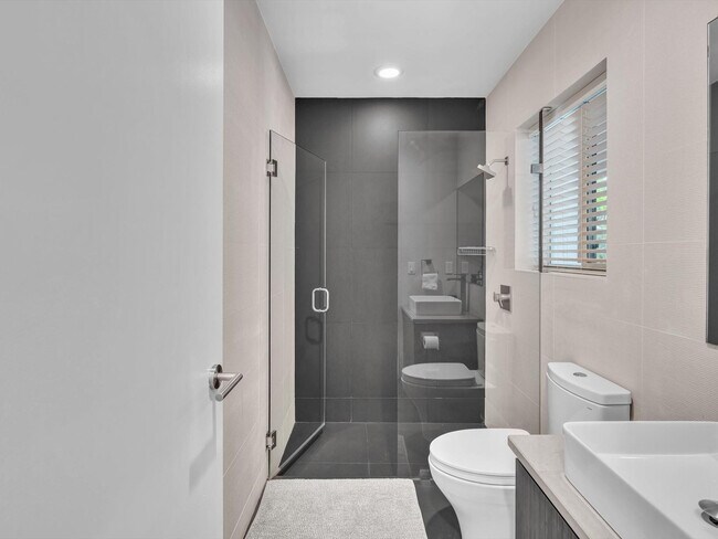 Building Photo - 1640 NE 43rd St