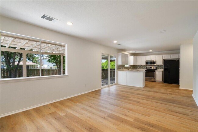 Building Photo - 1025 Doras Dr