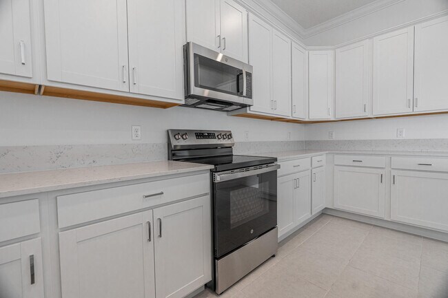 Building Photo - 13885 SE Riversway St