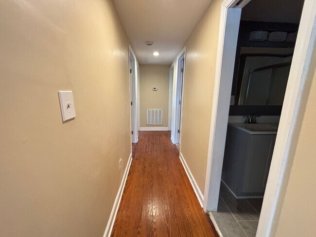 Building Photo - Available 9/1! Newly Renovated in Downtown...