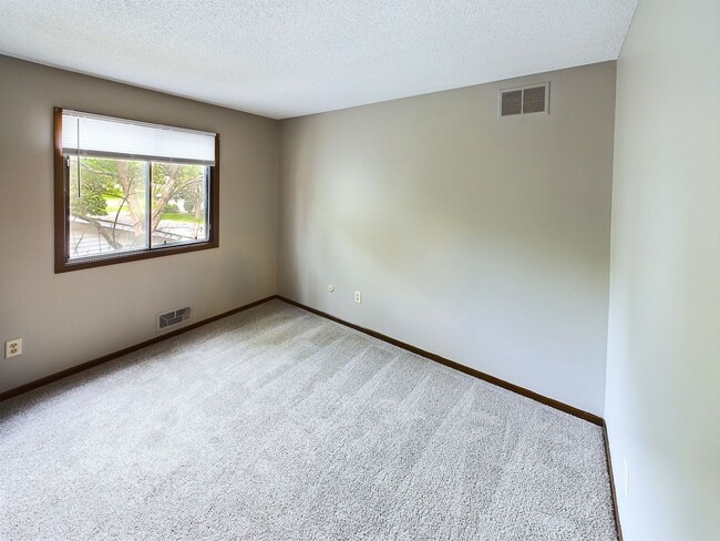 Building Photo - Maple Grove 3BR Townhome, Fully Remodeled