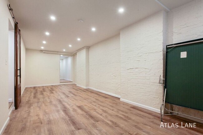 Building Photo - Professionally Managed & Recently Renovate...