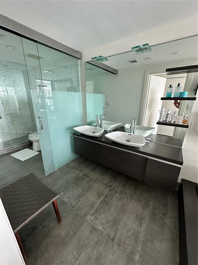 Building Photo - 200 Biscayne Blvd Way