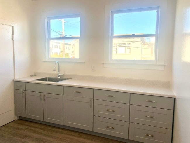 Building Photo - Richmond Dist. Bright 1 Bed/! Bath Flat w/ Hardwood Floors and Walk In Closets