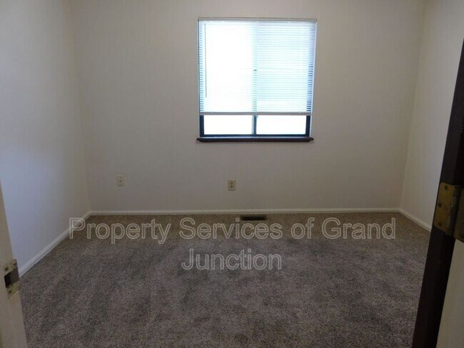 Building Photo - 1102 E Carolina Ave