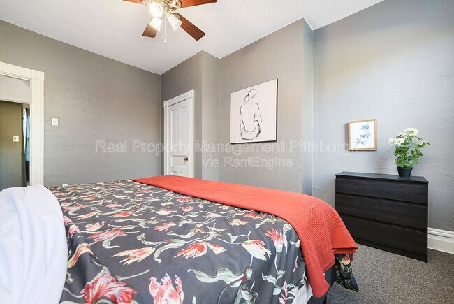 Building Photo - 320 Greenfield Ave