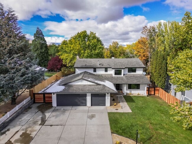 Building Photo - 3390 Thornhill Dr