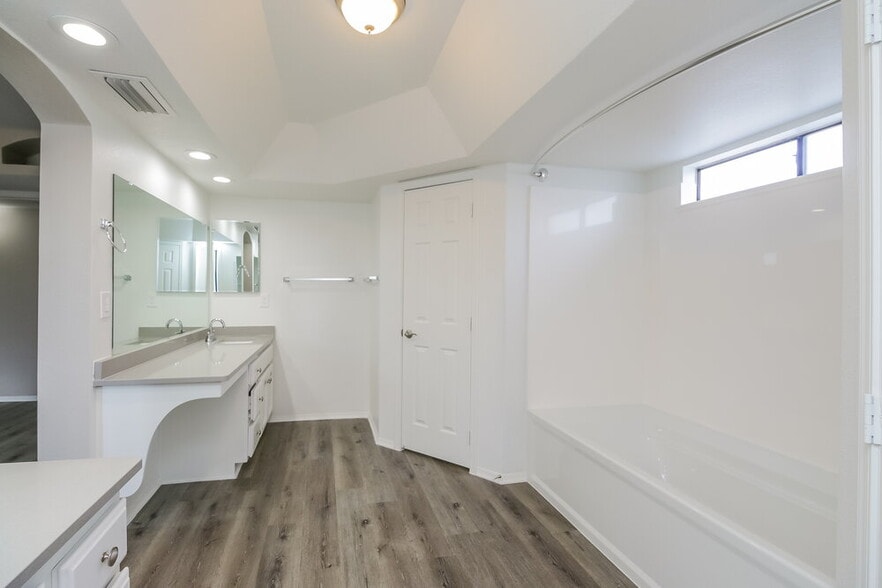 Building Photo - 221 E Kroll Dr