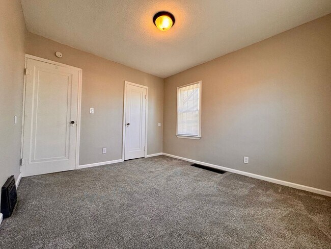 Building Photo - Charming  2-bedroom, 1-bathroom Storybook Cottage Awaits!