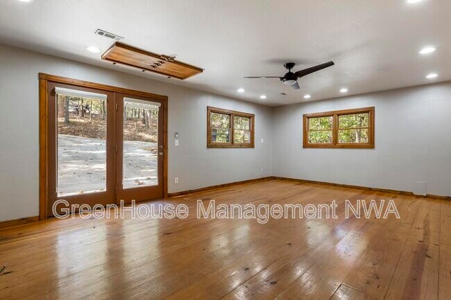 Building Photo - 8984 Falls Hollow Rd