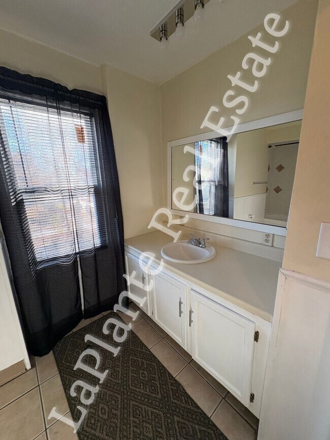 Building Photo - Spacious 4-Bed Home with Fresh Updates in Toledo’s Old South End