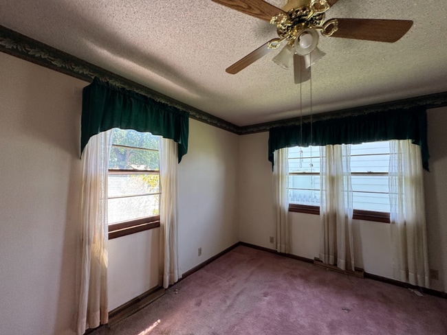 Building Photo - 4 Bed, 2 Bath Home - Apply Today!