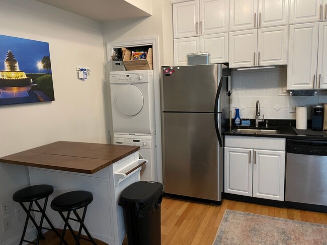 Building Photo - Fully Furnished Downtown Rental