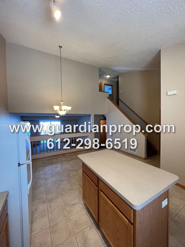 Building Photo - Townhouse Available May 1, Vaulted Ceiling...