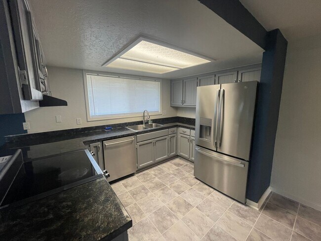 Building Photo - 3 Bedroom, Pet Friendly Home with Large Fe...