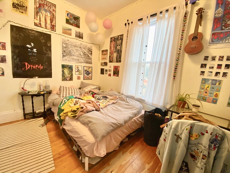 Building Photo - 168 Hillside St