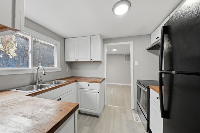 Building Photo - 228 E Siebenthaler Ave