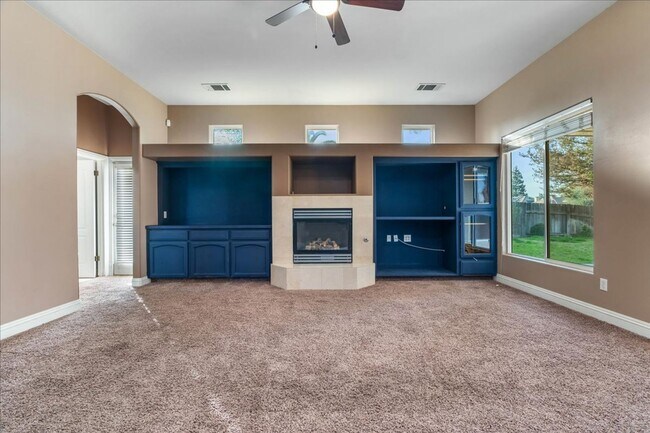 Building Photo - West Bakersfield Custom Home for Rent Available Now!