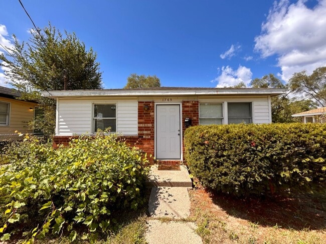Building Photo - Three Bedroom Home in Muskegon