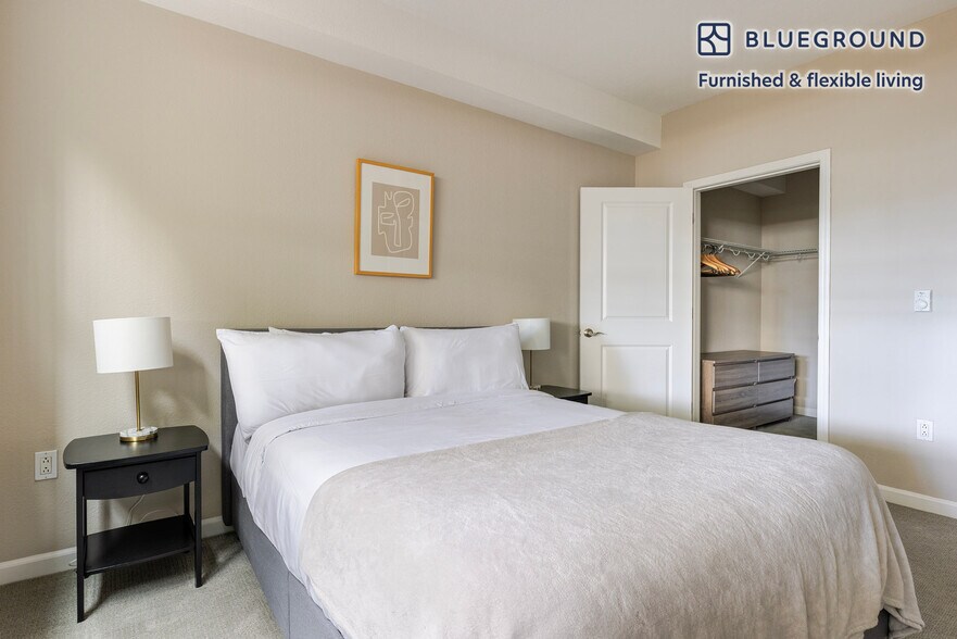 Building Photo - 5684 Bay St