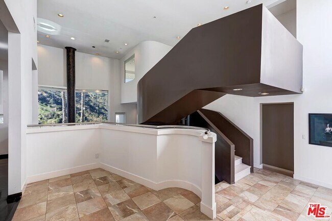Building Photo - 2029 Mt Olympus Dr