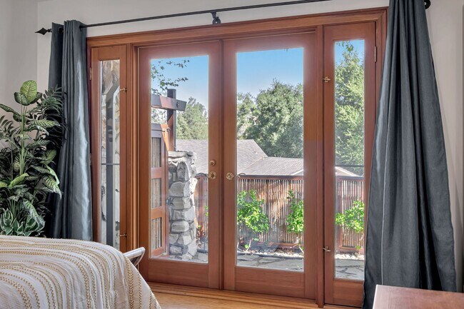 Building Photo - HOLIDAY SPECIAL***2 WEEKS FREE** 3 Bed/2 Bath Oasis in Royal Woods - Available Now