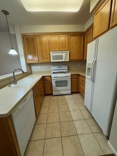 Building Photo - Charming 1 bedroom - 1 bathroom multi-level condominium in Sacramento