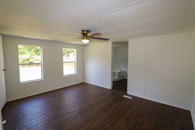 Building Photo - Newly Renovated Home