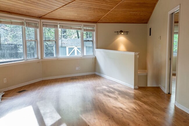 Building Photo - 12433 Cree Ln