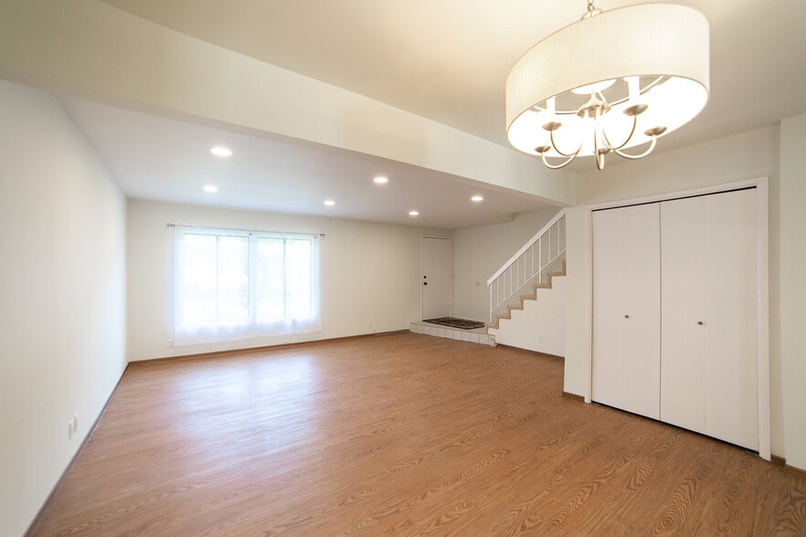 Building Photo - 9743 Reseda Blvd #3