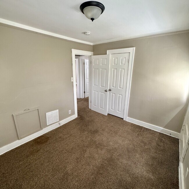 Building Photo - Now Leasing!!! 16730 Woodingham Dr, Detroi...