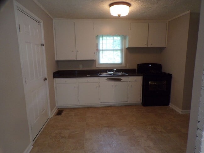 Building Photo - 1095 Foster Cir