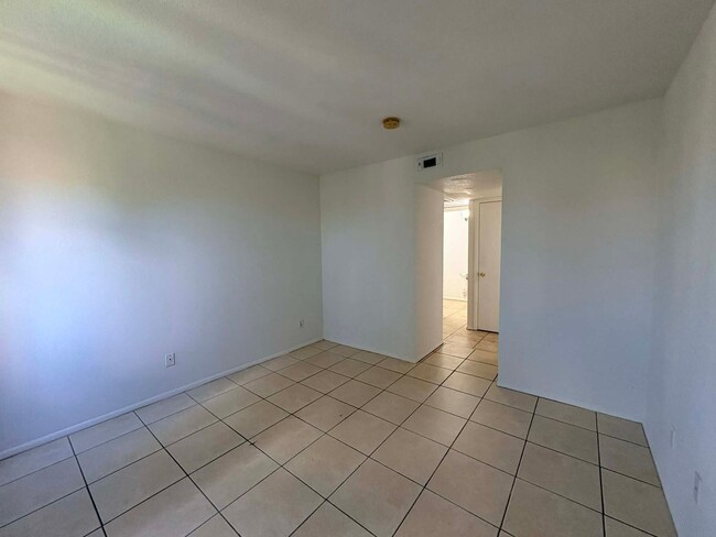 Building Photo - 1/1 Condo for Rent in Fort Myers