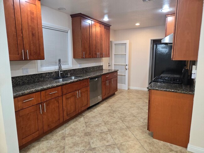 Building Photo - 1645 W Wisteria Pl