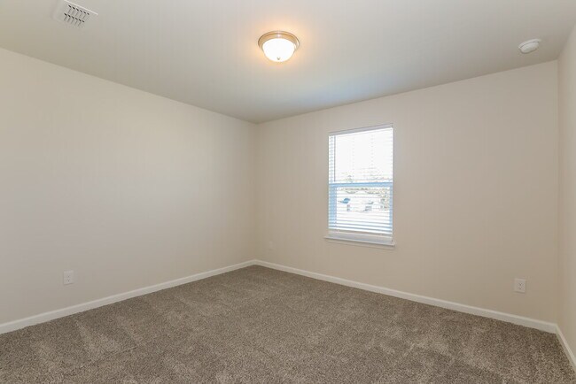 Building Photo - 739 Sara Mdw Rd