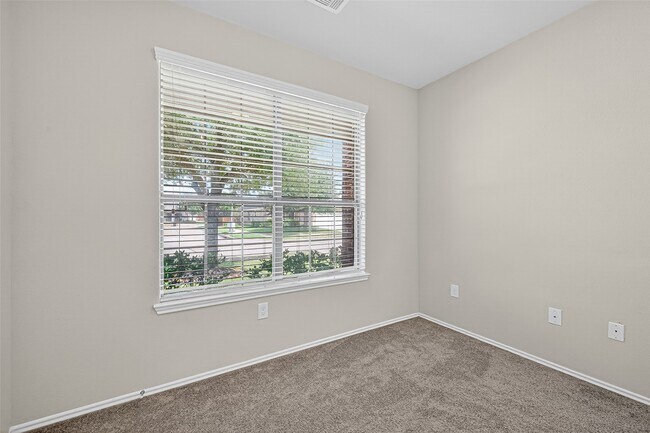 Building Photo - 1403 S Maple Dr
