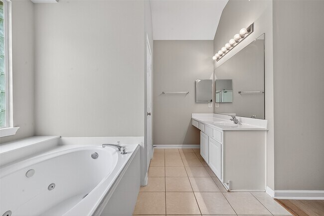 Building Photo - 23719 River Pl Dr