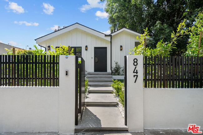 Building Photo - 847 Huntley Dr