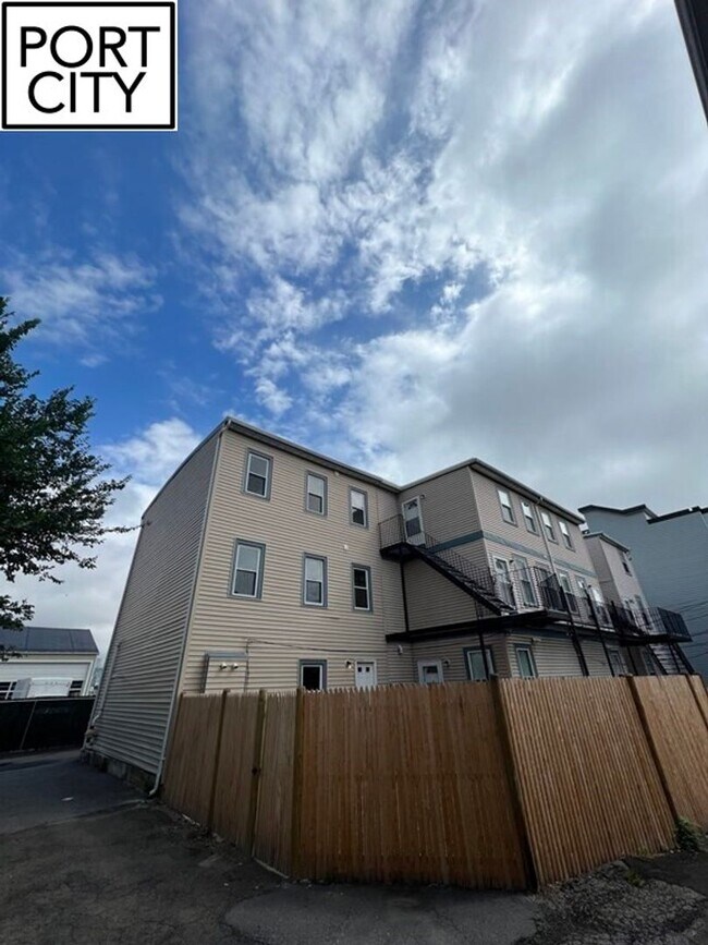Building Photo - No Broker Fee - South Boston 4 bed availab...